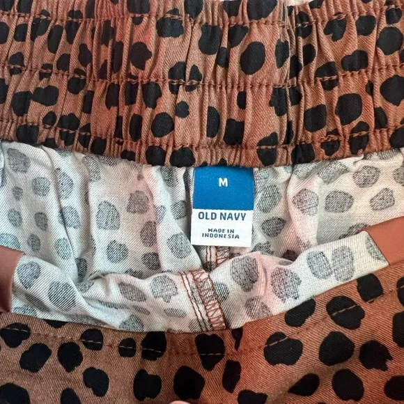 NWT! Old Navy, medium, animal print shorts with pockets - Picture 3 of 5